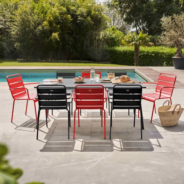 Rechteckiger Gartentisch in Anthrazit mit schmalen Metallbeinen.