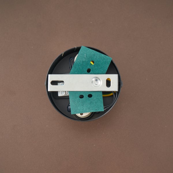 Deckenhalterung mit Montageplatte für eine Lampe