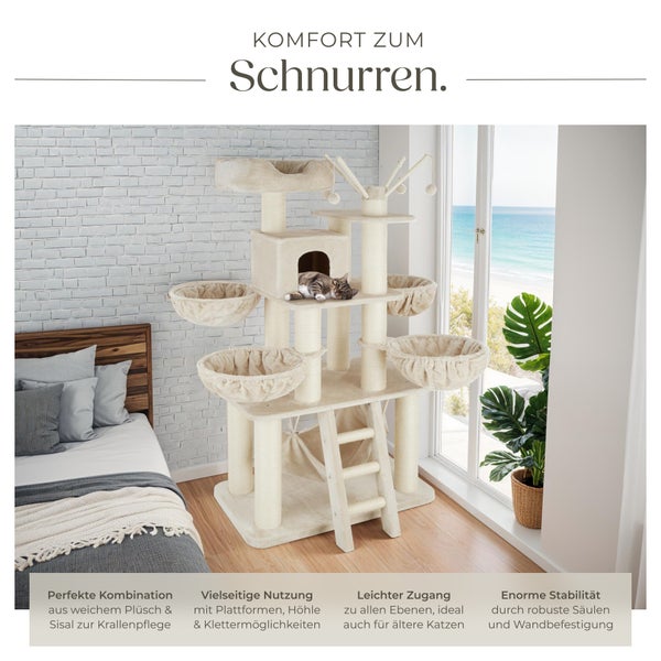 Katzenkratzbaum mit Liegeflächen, Höhle und Sisalstämmen in einem hellen Wohnraum.
