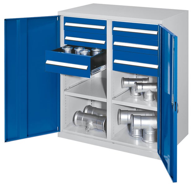 Werkstattschrank aus Metall mit acht Schubladen, zwei Flügeltüren und Fachböden, gefüllt mit Rohrfittings.