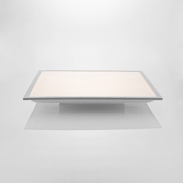 Quadratisches LED Panel mit silbernem Rahmen und weißem Diffusor.