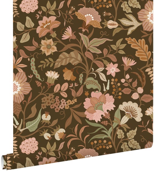 Wand mit dunkler floraler Tapete mit botanischem Muster neben einer offenen weißen Tür zu einem hellen Flur mit Holzpaneelen.