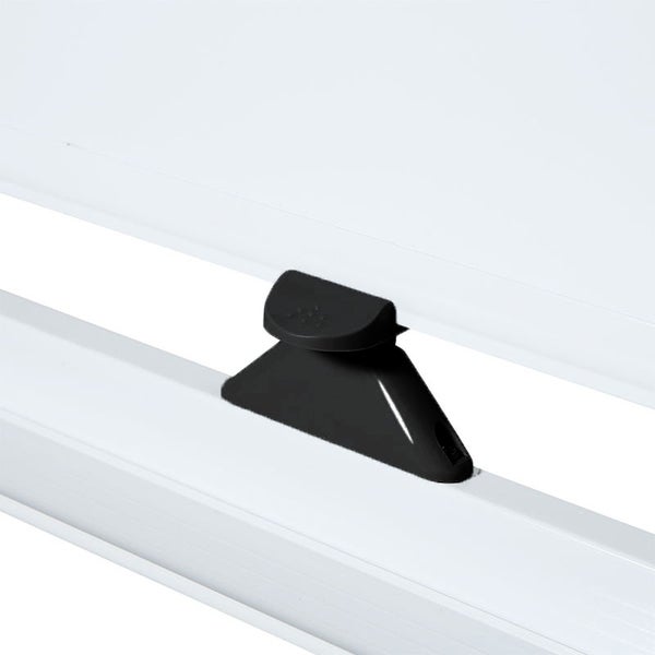 Kunststoff-Bediengriff für Plissees an einer weißen Profilschiene.