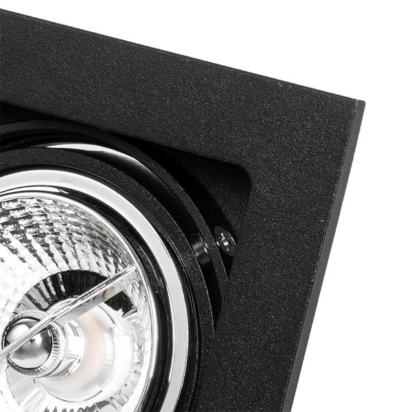 Detailaufnahme eines schwarzen Einbaustrahlers mit schwenkbarem Rahmen und Reflektorlampe.