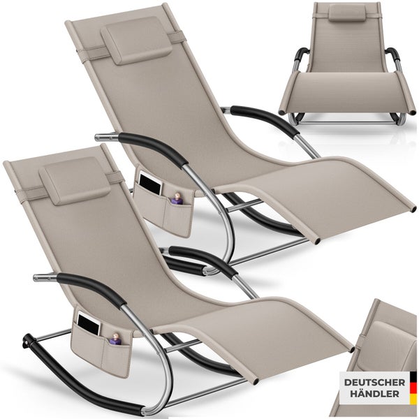 Zwei beige Schaukel-Sonnenliegen mit Kopfkissen, Seitentasche, gepolsterten Armlehnen und Metallgestell sowie Siegel für einen deutschen Händler.