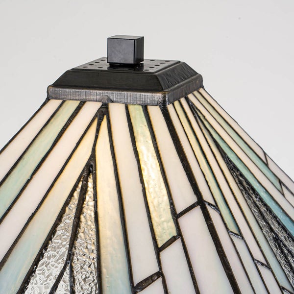 Detailaufnahme einer Tiffany-Lampe mit geometrischem Muster