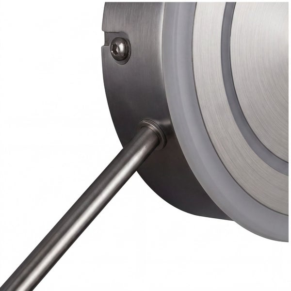 Detailansicht einer Lampe aus gebürstetem Metall mit kreisförmiger Halterung und einer Metallstange.
