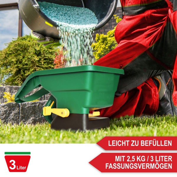 Manueller Handstreuer aus Kunststoff wird im Garten mit Dünger befüllt. Das Gerät bietet eine einfache Befüllung und ein Volumen von 3 Litern.