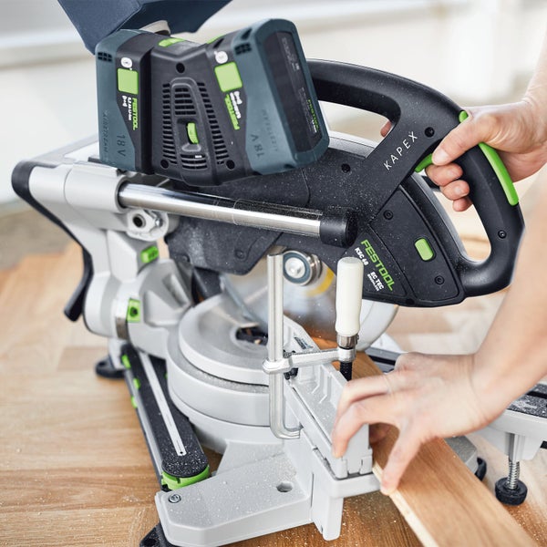 Festool Kapex Akku-Kapp-Zugsäge beim Schneiden eines Holzstücks