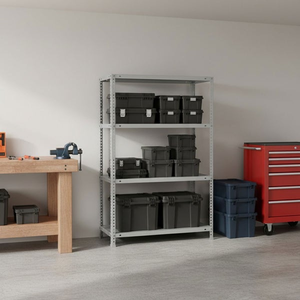 Helle, organisierte Werkstatt mit Metallregal, Holzwerkbank inklusive Schraubstock und rotem Werkstattwagen, bestückt mit schwarzen Lagerboxen.