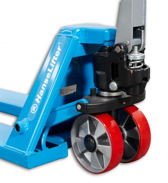 Detailansicht eines blauen HanseLifter Hubwagens mit roten Lenkrädern und schwarzer Hydraulikpumpe.