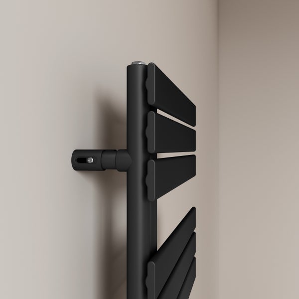 Schwarzer Heizkörper zur Wandmontage