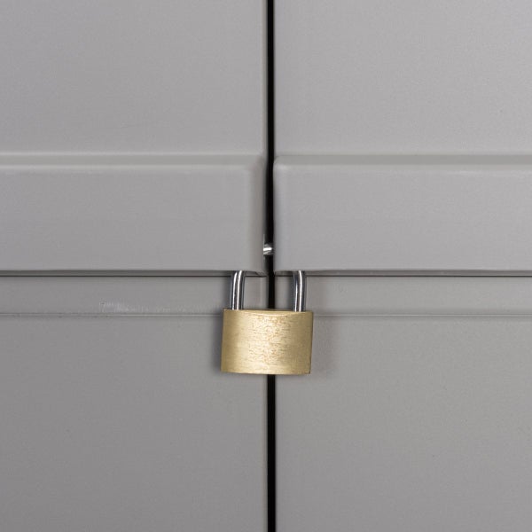 Vorhängeschloss an einem grauen Schrank