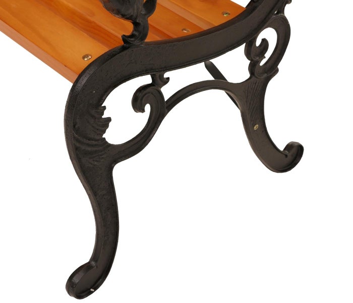Detail einer Gartenbank mit einem ornamental verzierten Bein aus Gusseisen und Sitzlatten aus Holz.