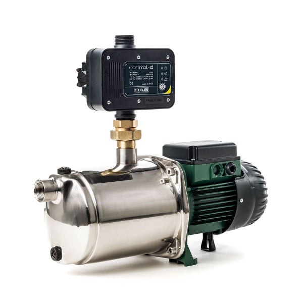 DAB selbstansaugende Kreiselpumpe mit Edelstahlgehäuse, grünem Motor, schwarzem Schaltautomat Control-D und Messinganschlüssen.