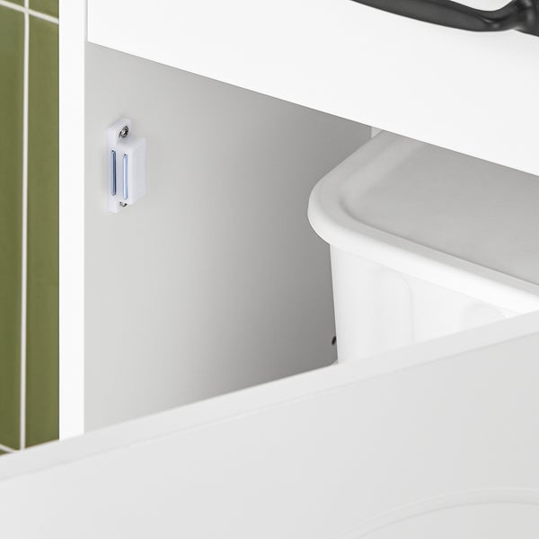 Innenausstattung eines Badezimmerschranks mit Mülleimer und Magnetverschluss