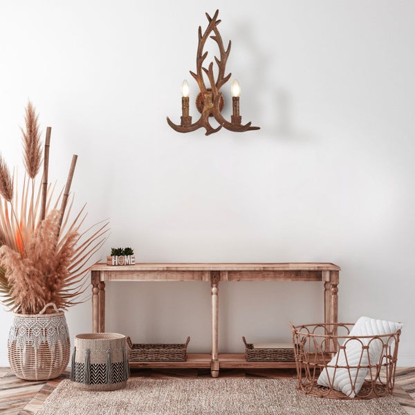 Dekoratives Interieur mit Wandleuchte in Geweihoptik, Konsole und Körben