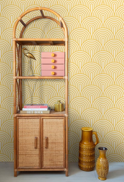 Zimmeransicht mit Regal, Schränken und Dekorationsartikeln