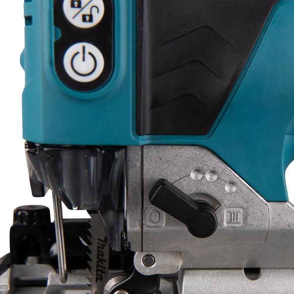 Detailaufnahme einer Stichsäge von Makita mit Bedienelementen und Sägeblatt