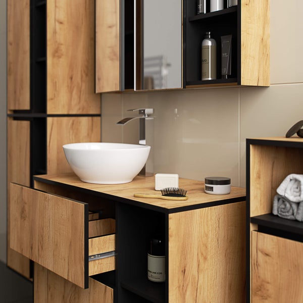 Modernes Badezimmerensemble mit Waschtisch, Aufsatzwaschbecken und passenden Schränken in Holzoptik.