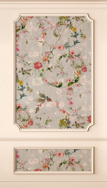 Wandpaneel mit floralem Muster in dekorativem weißem Rahmen auf einer Wand mit Wandleisten.