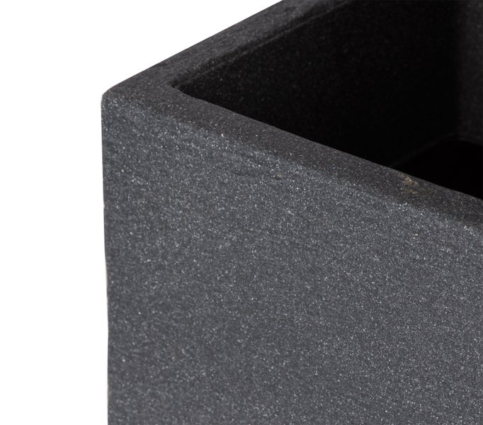 Detailansicht eines eckigen Pflanzgefäßes