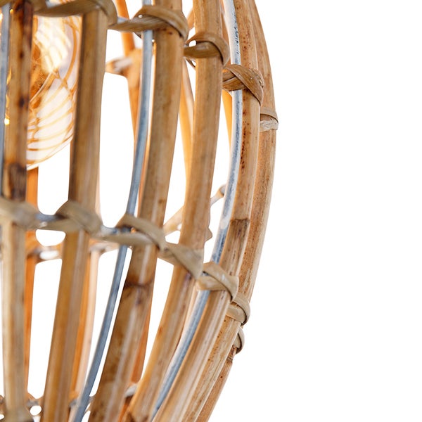 Detailansicht einer Rattanaussenleuchte