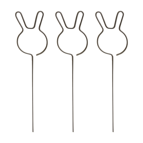 Dreierset Gartenstecker aus Metall in Form von Hasenköpfen.