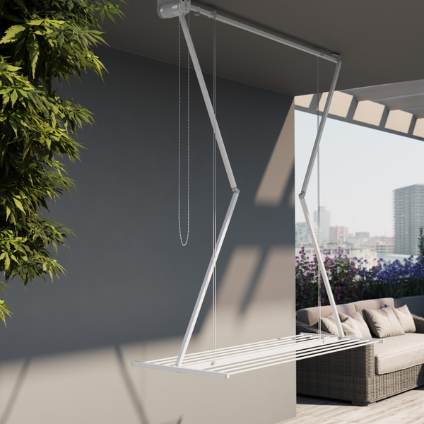 Wäscheständer zur Deckenmontage auf einem Balkon mit Sitzgelegenheit
