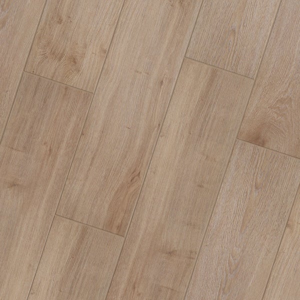 Laminatboden in Eichenoptik mit natürlicher Holzmaserung.