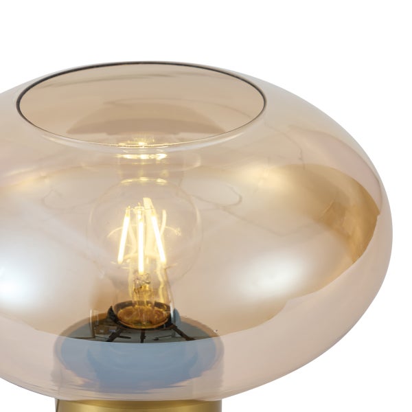 Bernsteinfarbener Glas-Lampenschirm mit eingeschaltetem LED-Filament-Leuchtmittel.