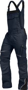 Dunkelblaue Latzhose mit verstellbaren Trägern, Brusttasche, Knieverstärkungen und reflektierenden Details für Handwerk und Bau.