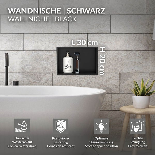 Schwarze Wandnische für das Badezimmer, 30 mal 20 Zentimeter, eingebaut in eine geflieste Wand über einer Badewanne, modern und organisiert gestaltet.