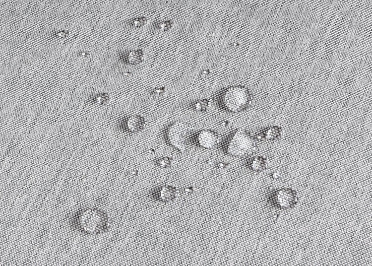 Wasserabweisender Stoff mit Wassertropfen auf der Oberfläche.