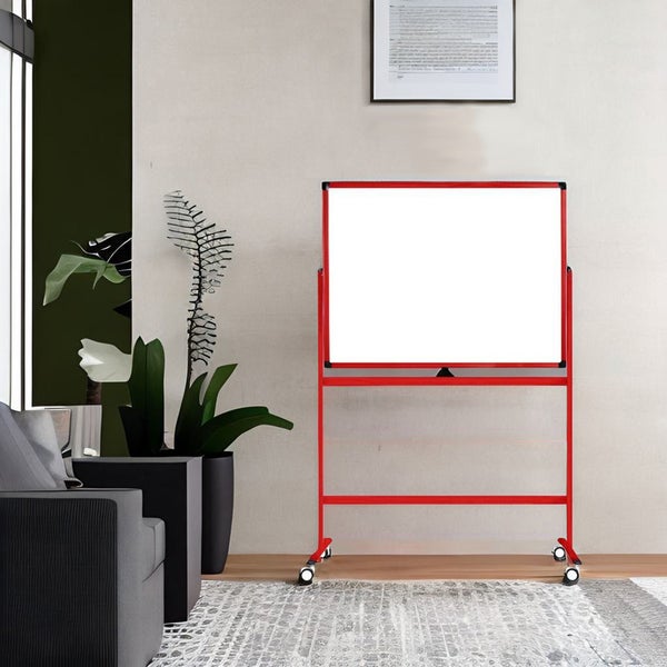 Mobiles Whiteboard mit rotem Rahmen auf Rollen in einem hellen, modern eingerichteten Raum mit Zimmerpflanze und Sofa.