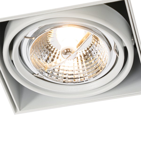 Einbaustrahler mit quadratischem Rahmen und rundem schwenkbarem Leuchtmittel mit Reflektor im eingeschalteten Zustand.