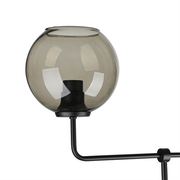 Detailaufnahme einer Lampe mit rauchfarbener Glaskugel und schwarzem Gestell