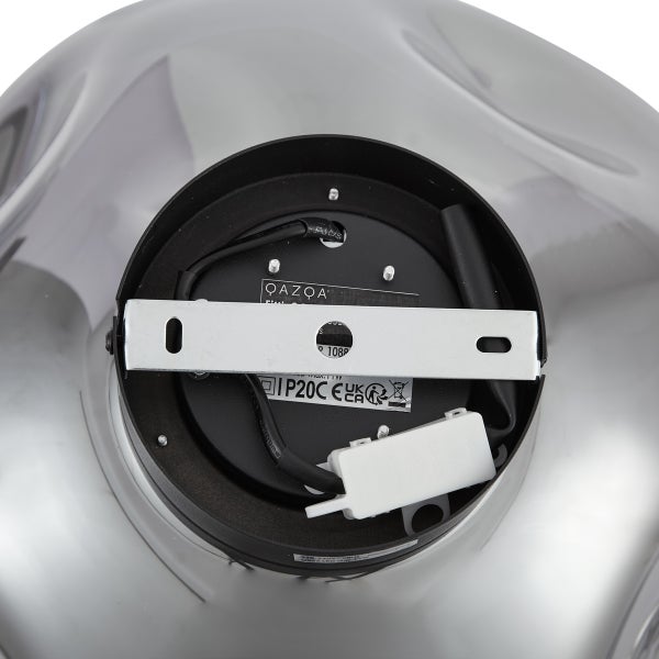 Unterseite einer Deckenleuchte mit Montagehalterung und Verkabelung