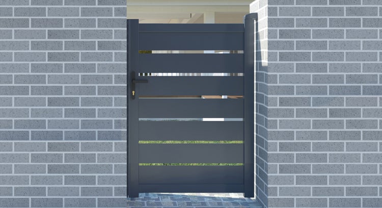 Graues Gartentor aus Aluminium mit Griff und Schloss vor einer Ziegelwand