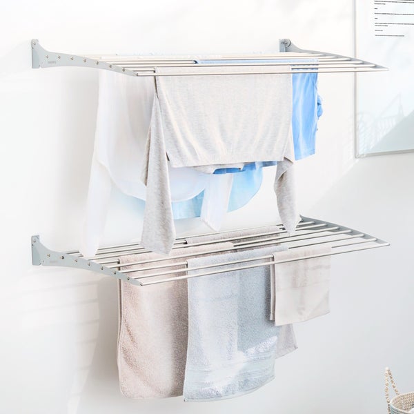 Wäscheständer zur Wandmontage mit darauf hängender Kleidung