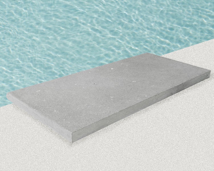 Wohnrausch Kalkstein Poolumrandung Beckenrandstein SUES GREY, 61 x 30 x 3 cm, 1 Rundkante, sandgestrahlt, hellgrau