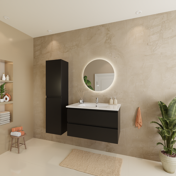 Modernes Badezimmer mit Waschtischunterschrank und Hochschrank in Schwarz, rundem LED Spiegel und beigefarbenen Fliesen mit Steinoptik.