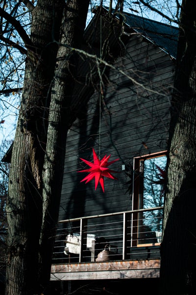 Geschmückter Weihnachtsbaum mit roten Kugeln und Tannenzapfen, Höhe 75 cm