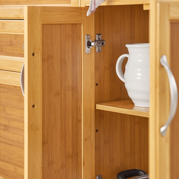 Badezimmerschrank aus Bambus mit geöffneter Tür und weißem Krug