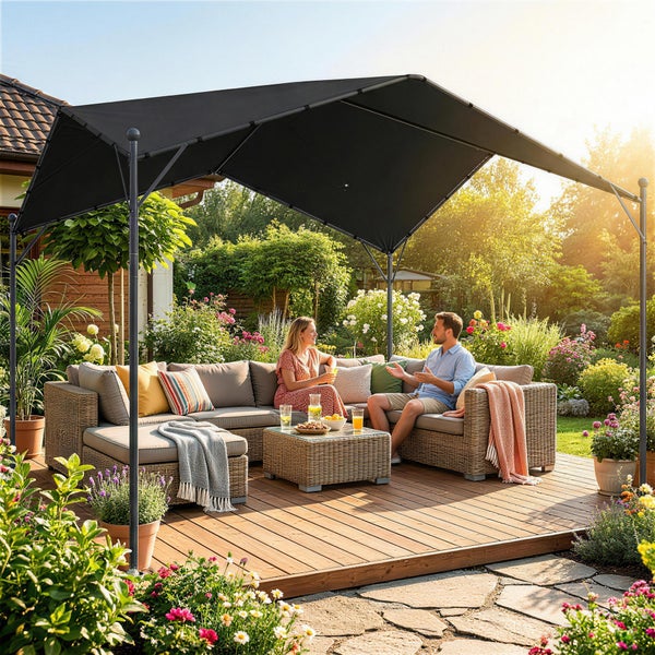 Moderner Gartenpavillon mit flügelförmigem Dach über einer Loungegruppe auf einer Holzterrasse in einem hellen Garten.