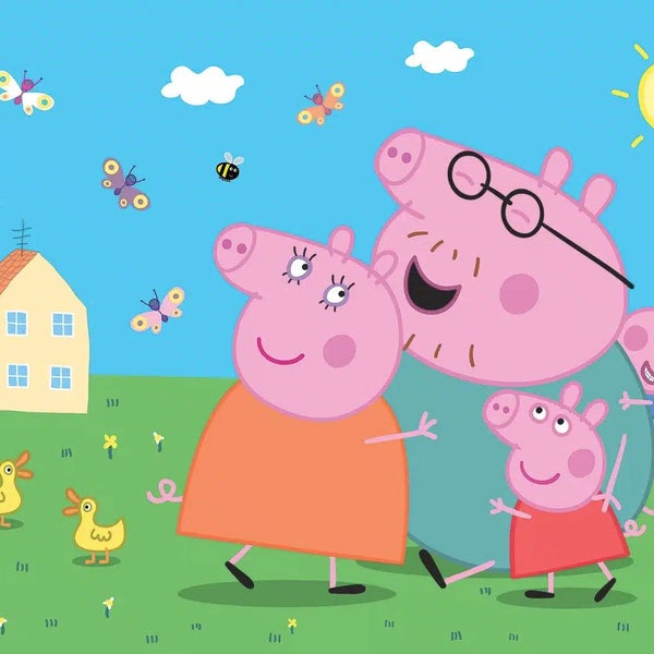 Peppa Pig Tapete oder Wandtattoo mit Peppa, Mama Wutz und Papa Wutz auf einer Wiese vor einem Haus mit Schmetterlingen und Sonne.