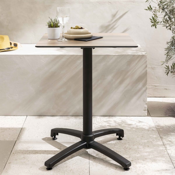 Quadratischer Bistrotisch mit Tischplatte in Holzoptik und schwarzem Metallfuß für den Außenbereich.