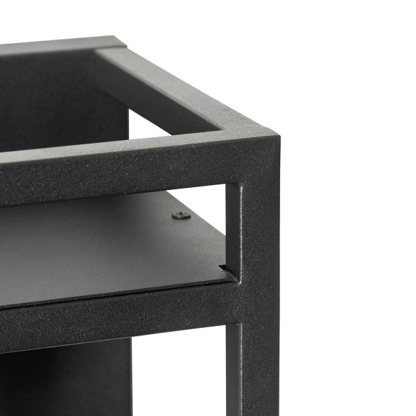 Detailaufnahme eines Metallregals