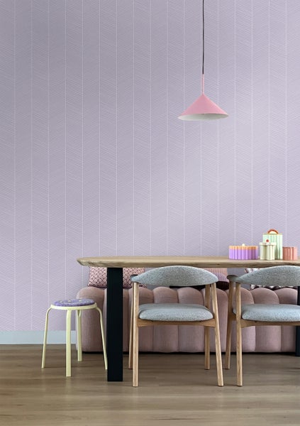 Esszimmer mit Esstisch, Stühlen, Lampe und gemusterter Tapete