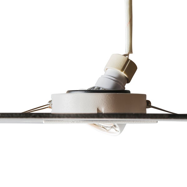 Runder Einbaustrahler mit schwenkbarem Kopf, Montagefedern und Stromkabel in der Seitenansicht.